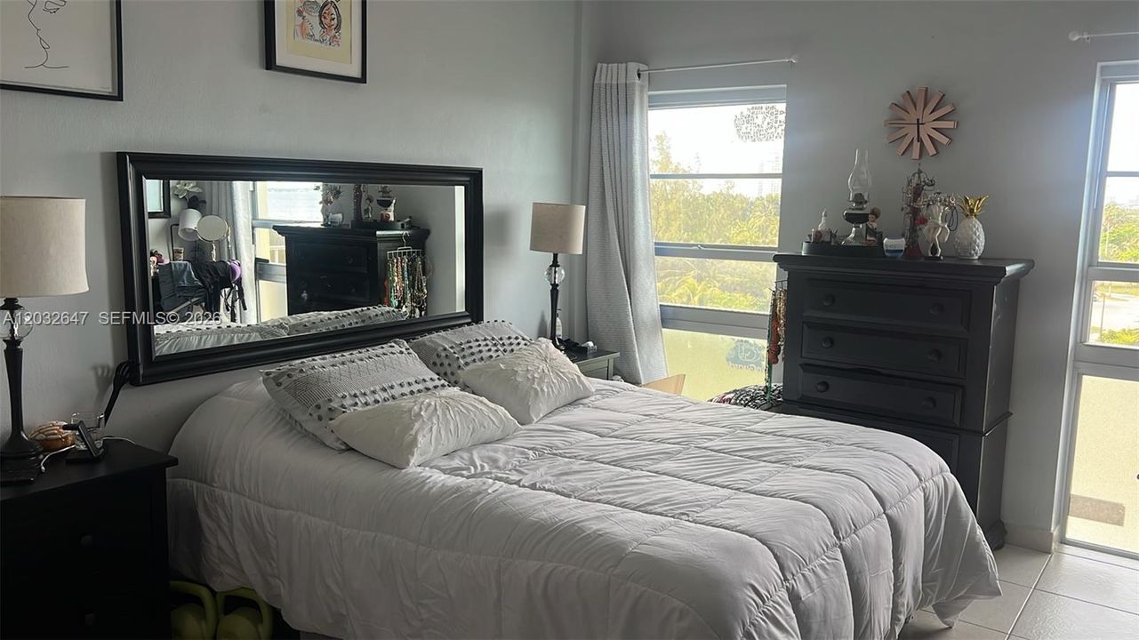 For Sale: $329,900 (1 beds, 1 baths, 831 Square Feet)