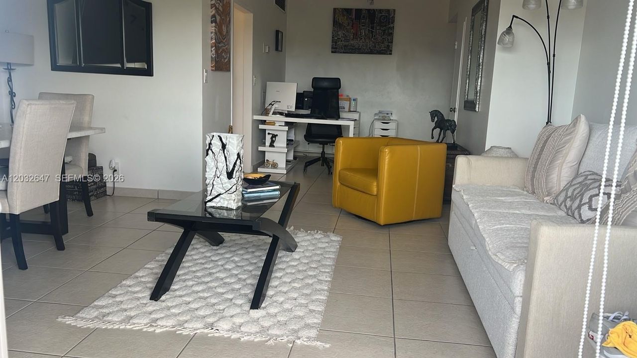 For Sale: $329,900 (1 beds, 1 baths, 831 Square Feet)