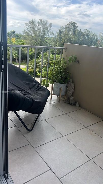 For Sale: $329,900 (1 beds, 1 baths, 831 Square Feet)