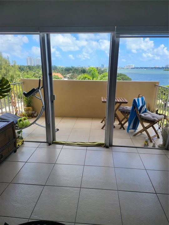 For Sale: $329,900 (1 beds, 1 baths, 831 Square Feet)