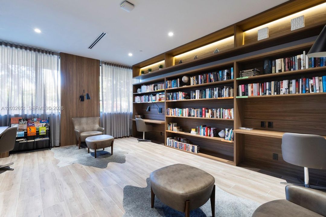 На продажу: $455,000 (2 спален, 2 ванн, 1140 Квадратных фут)