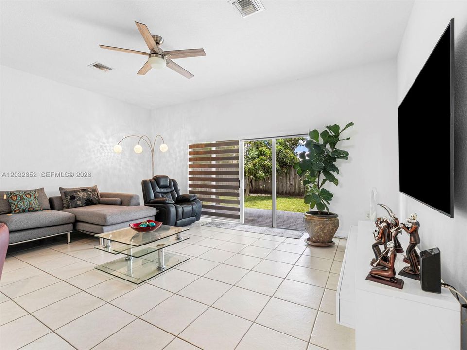 En Venta: $630,000 (3 camas, 2 baños, 1567 Pies cuadrados)