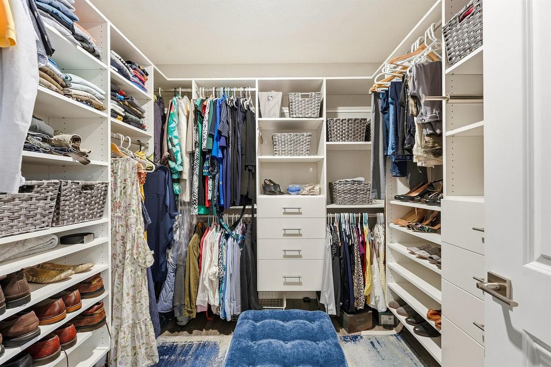 23_walk-in closet