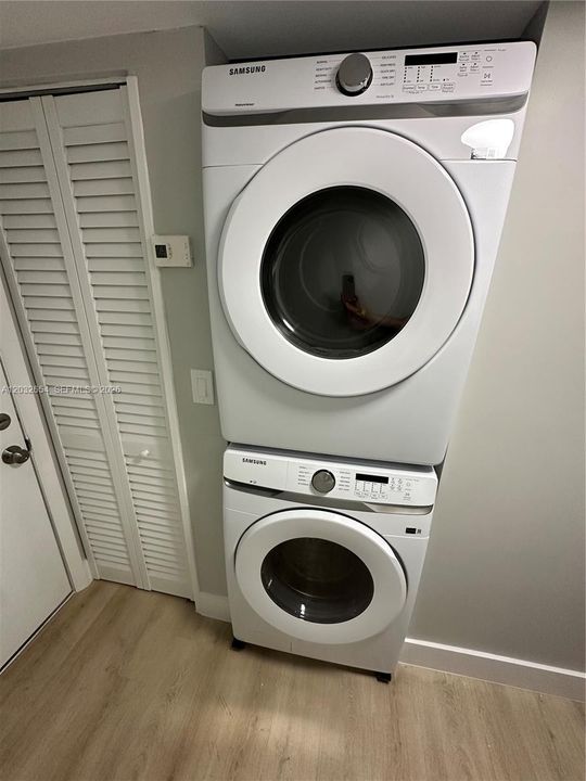 出租: $2,400 (2 贝兹, 2 浴室, 960 平方英尺)
