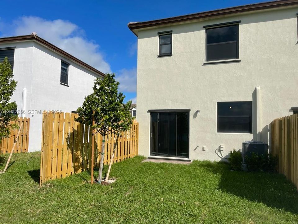 En Venta: $435,000 (3 camas, 3 baños, 1328 Pies cuadrados)