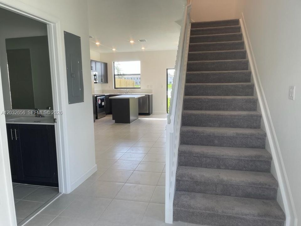 En Venta: $435,000 (3 camas, 3 baños, 1328 Pies cuadrados)