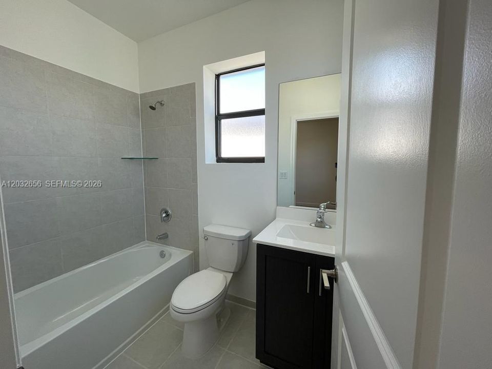 En Venta: $435,000 (3 camas, 3 baños, 1328 Pies cuadrados)