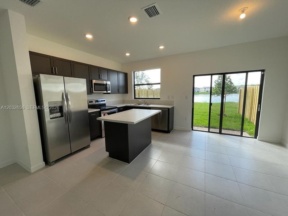 En Venta: $435,000 (3 camas, 3 baños, 1328 Pies cuadrados)