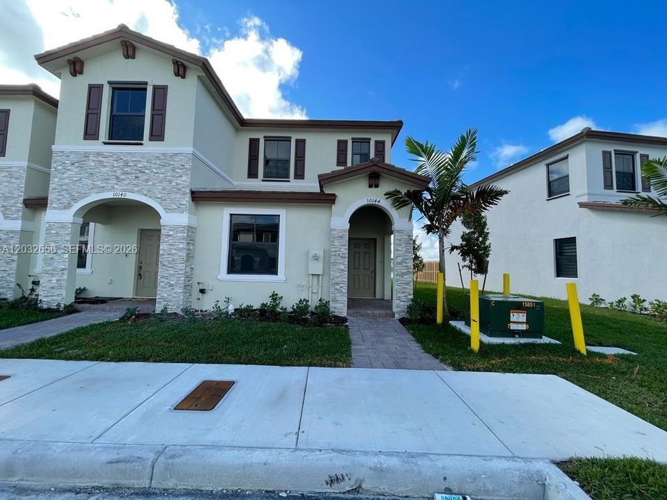En Venta: $435,000 (3 camas, 3 baños, 1328 Pies cuadrados)