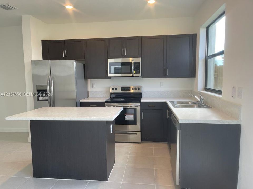En Venta: $435,000 (3 camas, 3 baños, 1328 Pies cuadrados)