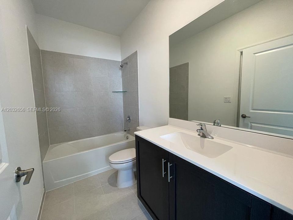 En Venta: $435,000 (3 camas, 3 baños, 1328 Pies cuadrados)