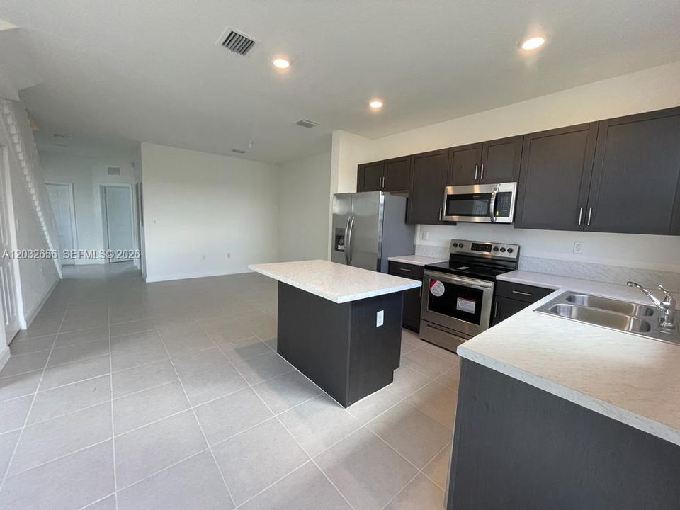 En Venta: $435,000 (3 camas, 3 baños, 1328 Pies cuadrados)