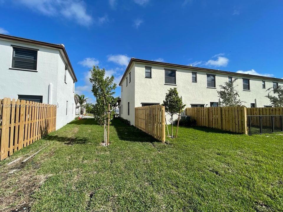 En Venta: $435,000 (3 camas, 3 baños, 1328 Pies cuadrados)