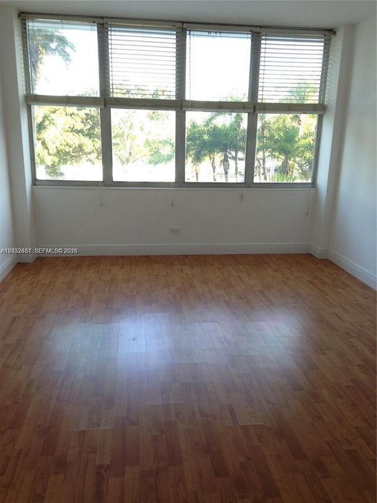 For Sale: $227,000 (1 beds, 1 baths, 750 Square Feet)