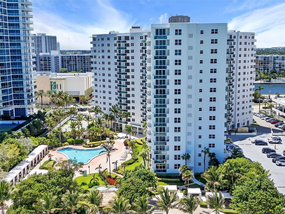 For Rent: $2,950 (2 beds, 2 baths, 1186 Square Feet)