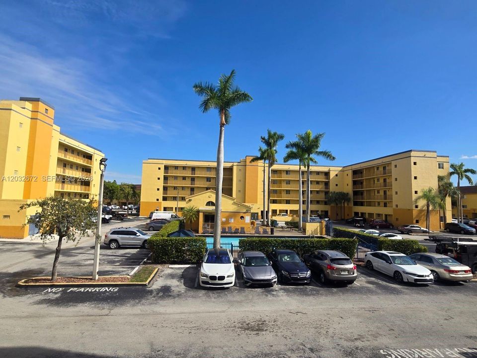 For Rent: $2,000 (2 beds, 2 baths, 912 Square Feet)