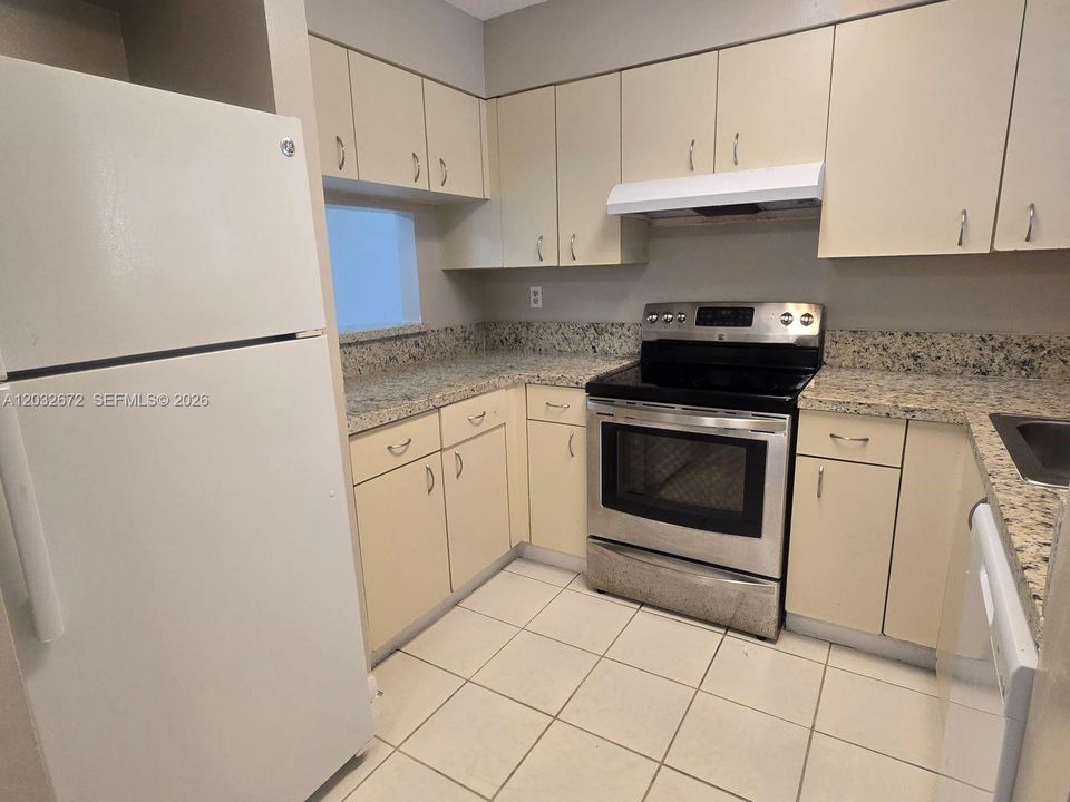 For Rent: $2,000 (2 beds, 2 baths, 912 Square Feet)