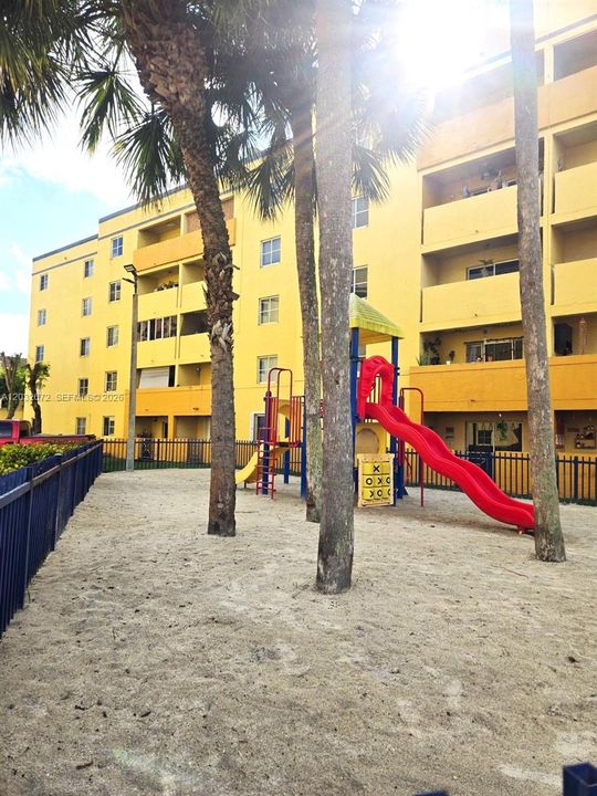 For Rent: $2,000 (2 beds, 2 baths, 912 Square Feet)