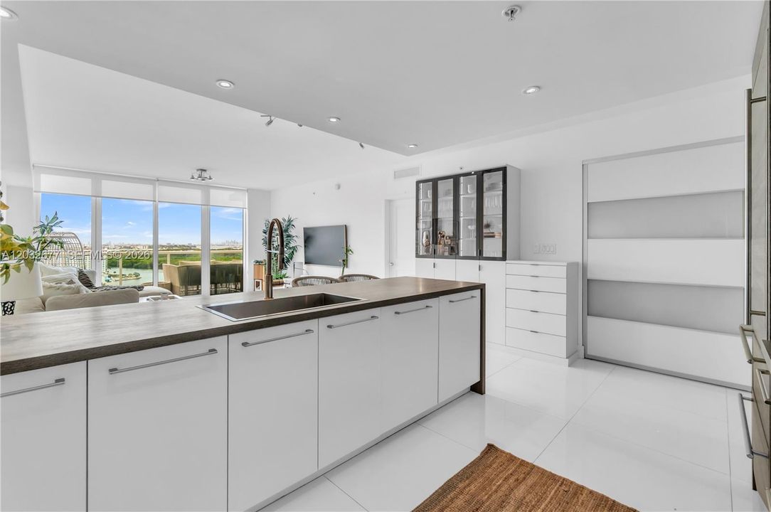 For Sale: $1,300,000 (2 beds, 3 baths, 1406 Square Feet)