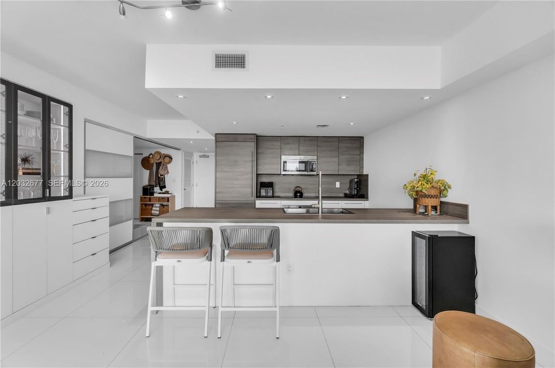 For Sale: $1,300,000 (2 beds, 3 baths, 1406 Square Feet)