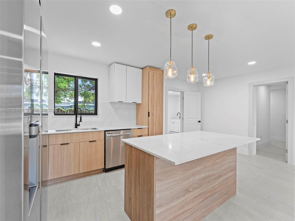 En Venta: $559,900 (4 camas, 3 baños, 1435 Pies cuadrados)