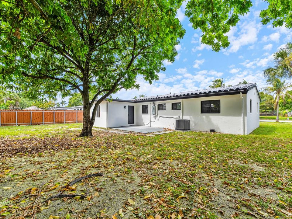 En Venta: $559,900 (4 camas, 3 baños, 1435 Pies cuadrados)