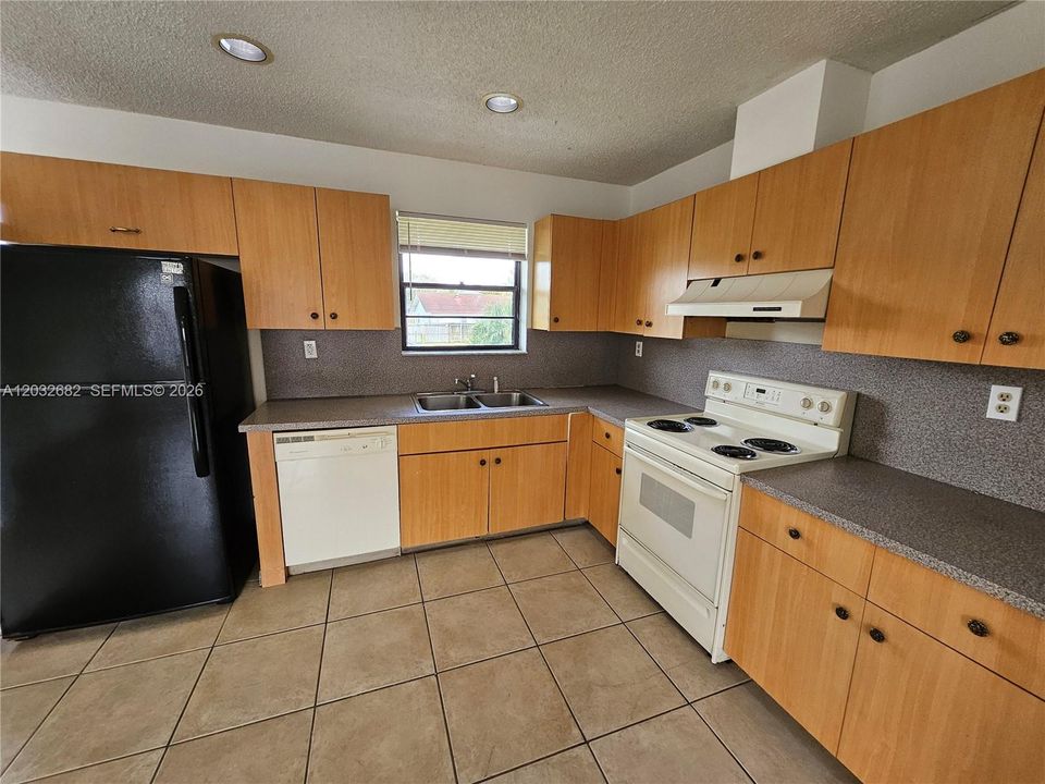 For Rent: $2,200 (2 beds, 2 baths, 2780 Square Feet)