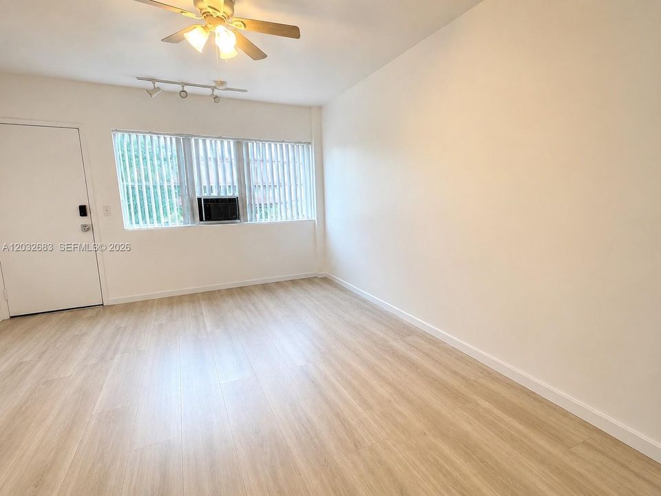 For Sale: $135,000 (1 beds, 1 baths, 320 Square Feet)