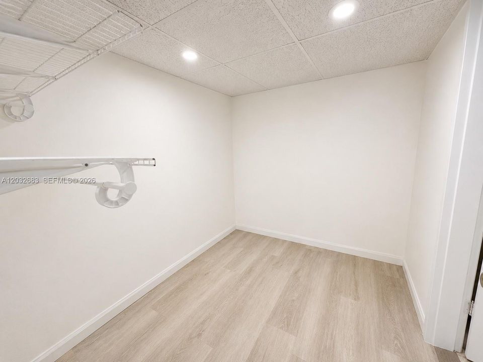 For Sale: $135,000 (1 beds, 1 baths, 320 Square Feet)