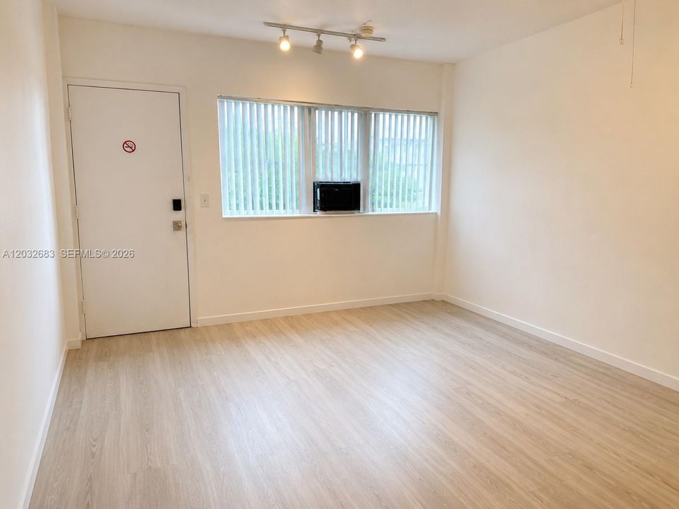 For Sale: $135,000 (1 beds, 1 baths, 320 Square Feet)