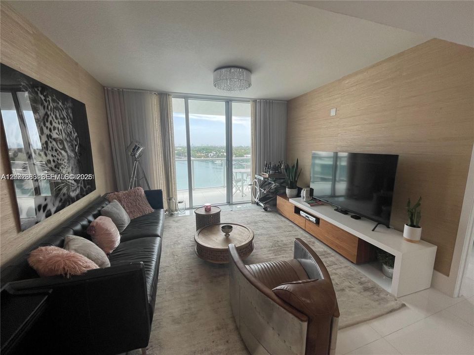 For Rent: $5,000 (2 beds, 2 baths, 952 Square Feet)