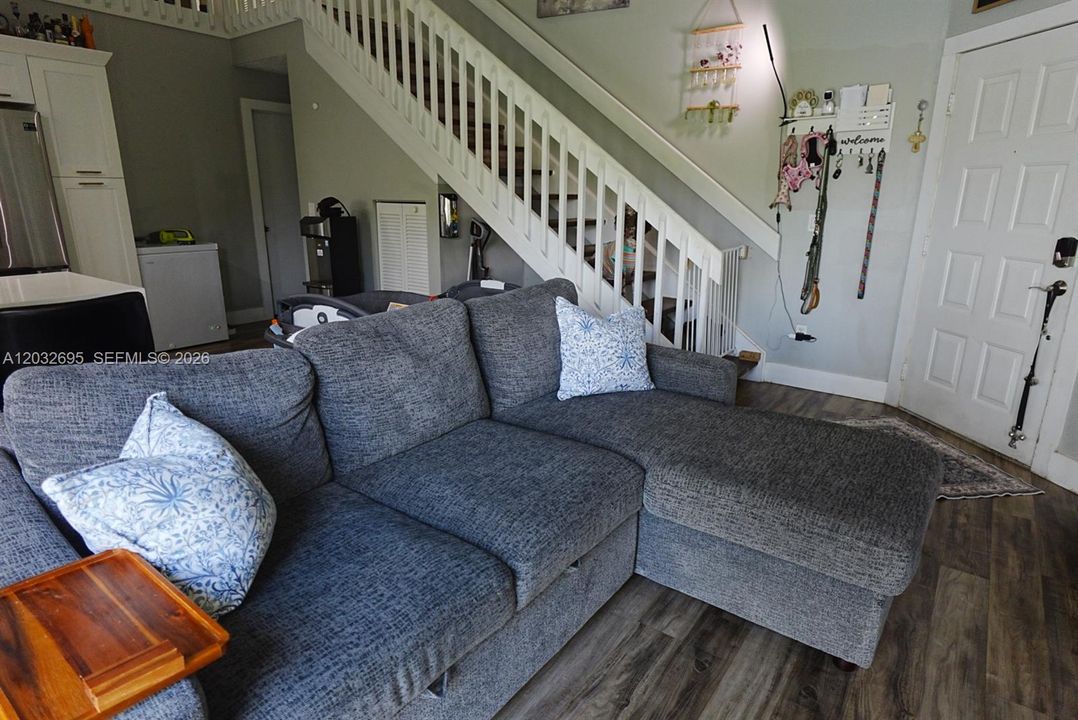 For Sale: $330,000 (2 beds, 2 baths, 1168 Square Feet)