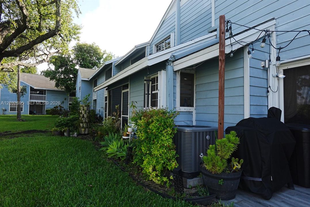 For Sale: $330,000 (2 beds, 2 baths, 1168 Square Feet)