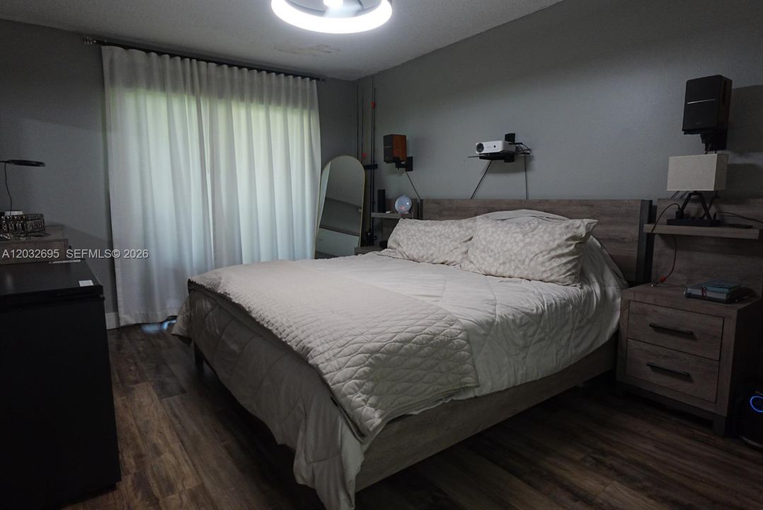 For Sale: $330,000 (2 beds, 2 baths, 1168 Square Feet)