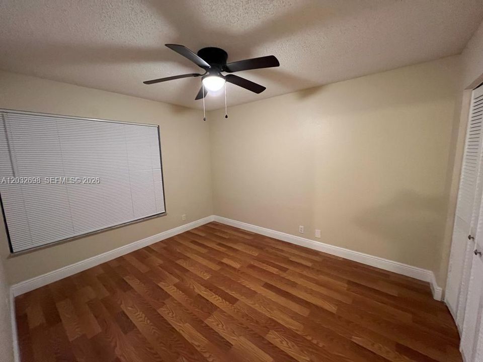 For Sale: $190,000 (2 beds, 1 baths, 904 Square Feet)