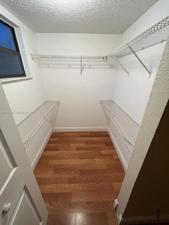 For Sale: $190,000 (2 beds, 1 baths, 904 Square Feet)