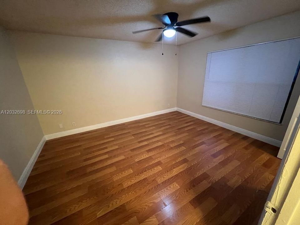For Sale: $190,000 (2 beds, 1 baths, 904 Square Feet)