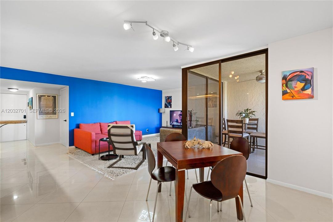 For Sale: $345,000 (2 beds, 2 baths, 1154 Square Feet)