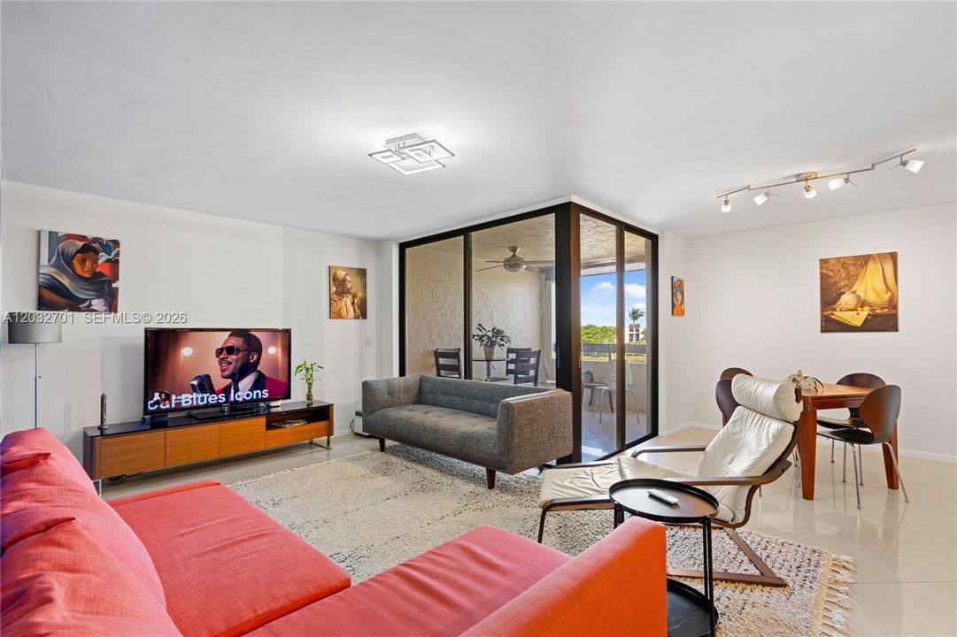 For Sale: $345,000 (2 beds, 2 baths, 1154 Square Feet)