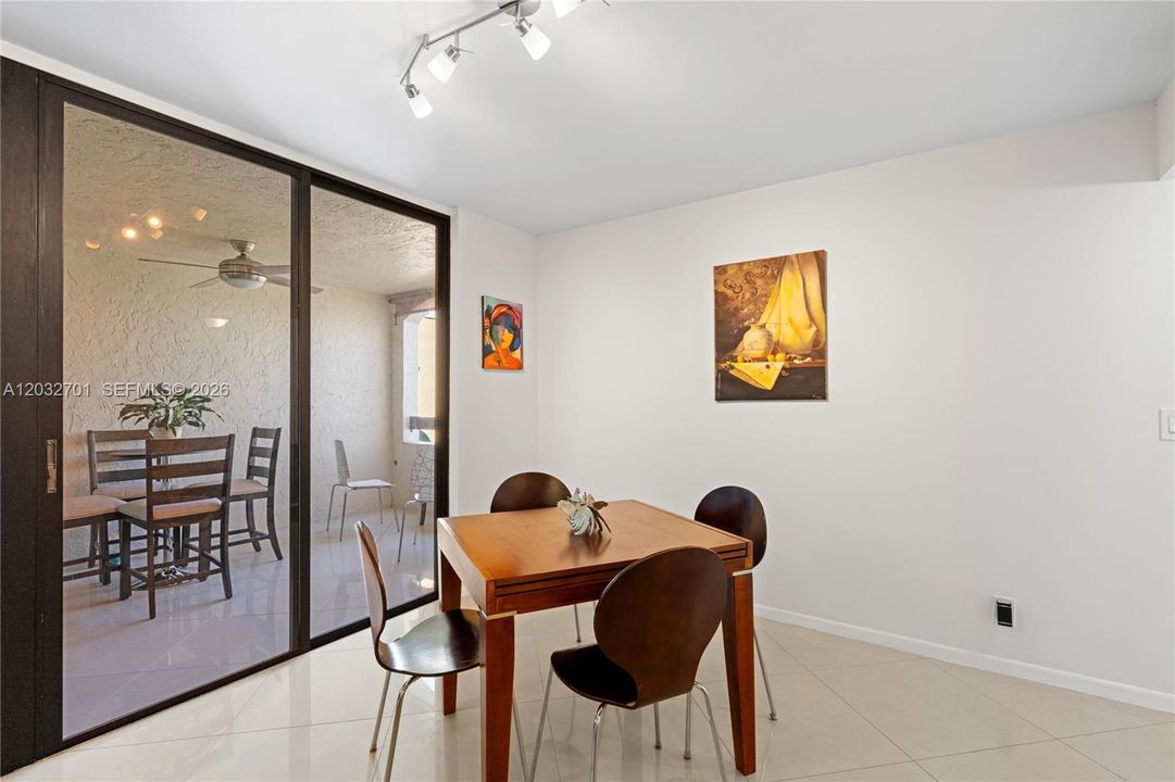 For Sale: $345,000 (2 beds, 2 baths, 1154 Square Feet)