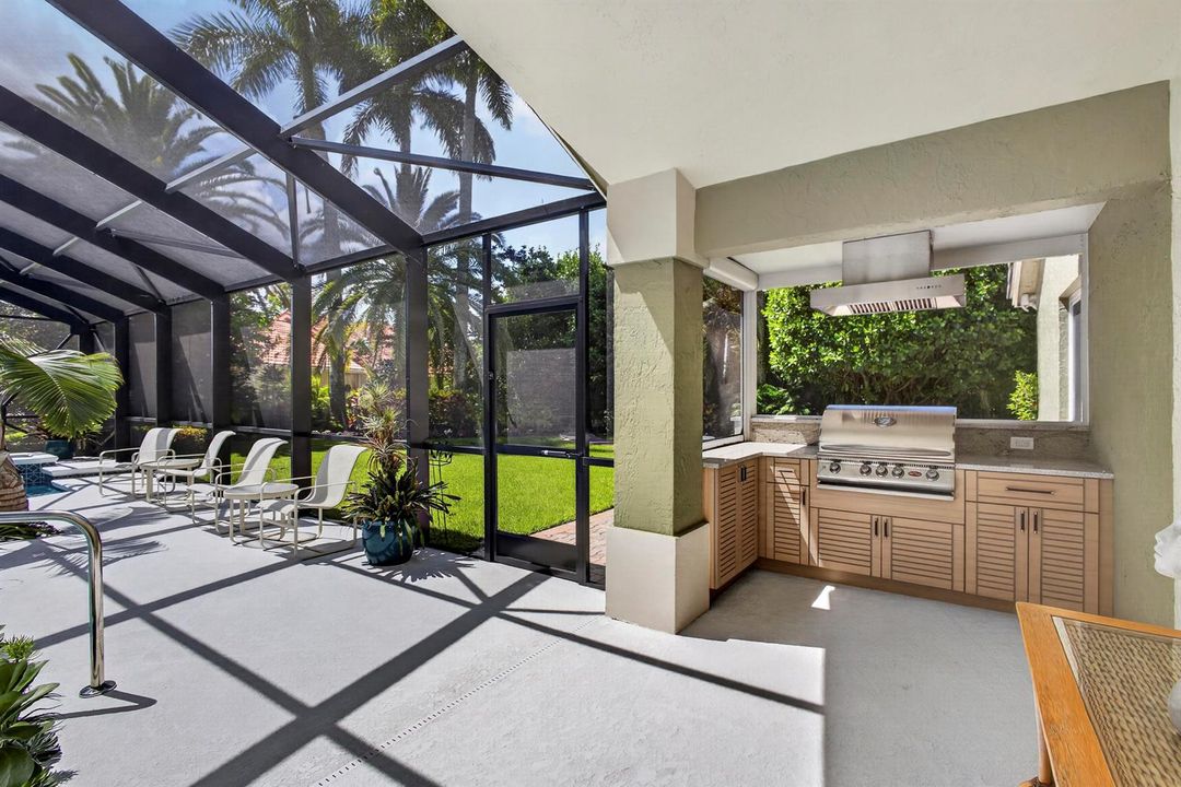V1 4 Outdoor Kitchen w Retractable Scree
