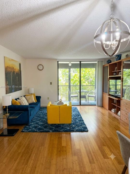 For Sale: $114,900 (1 beds, 1 baths, 833 Square Feet)