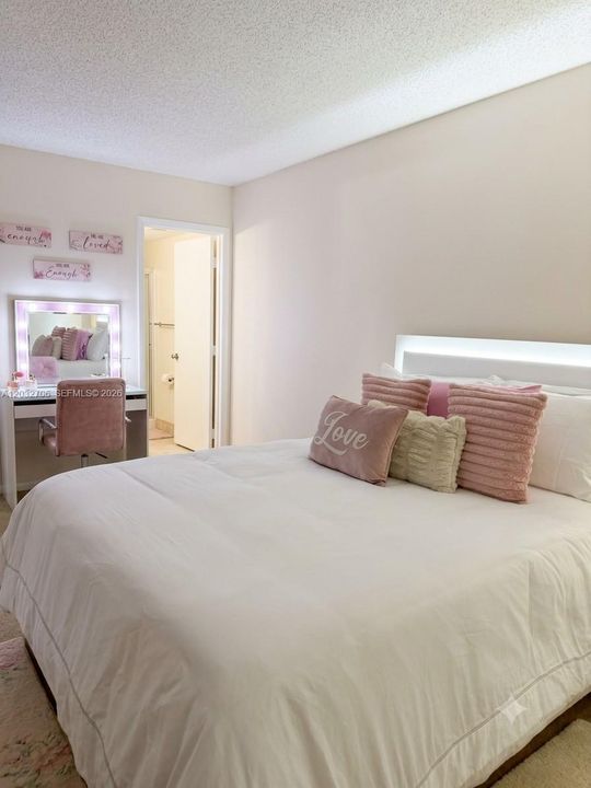 For Sale: $114,900 (1 beds, 1 baths, 833 Square Feet)