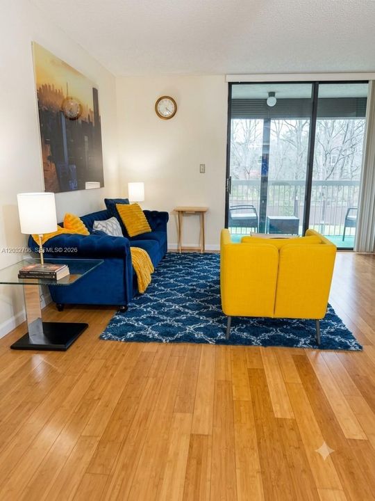 For Sale: $114,900 (1 beds, 1 baths, 833 Square Feet)