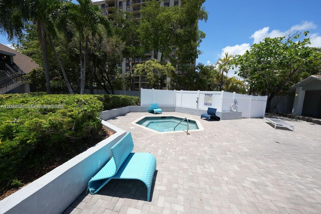 For Rent: $1,800 (1 beds, 1 baths, 782 Square Feet)