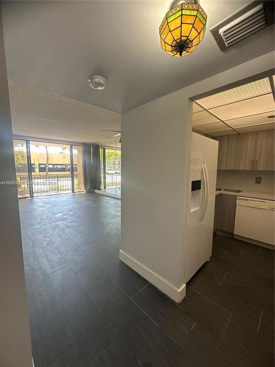 For Rent: $1,800 (1 beds, 1 baths, 782 Square Feet)
