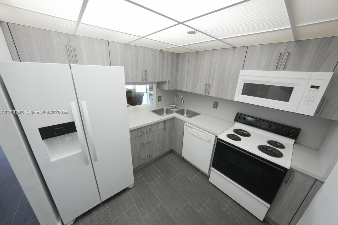For Rent: $1,800 (1 beds, 1 baths, 782 Square Feet)