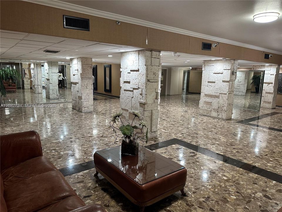 For Rent: $1,800 (1 beds, 1 baths, 782 Square Feet)