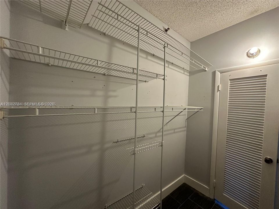 For Rent: $1,800 (1 beds, 1 baths, 782 Square Feet)