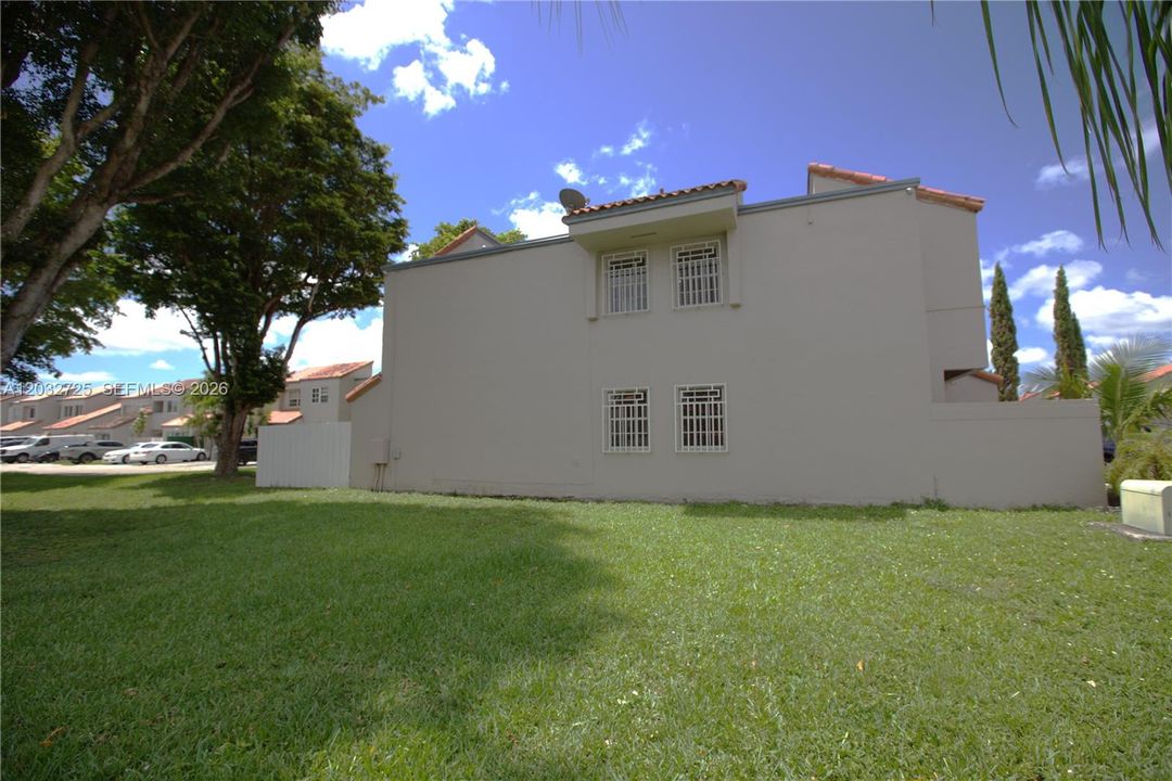 For Rent: $3,200 (3 beds, 2 baths, 1523 Square Feet)
